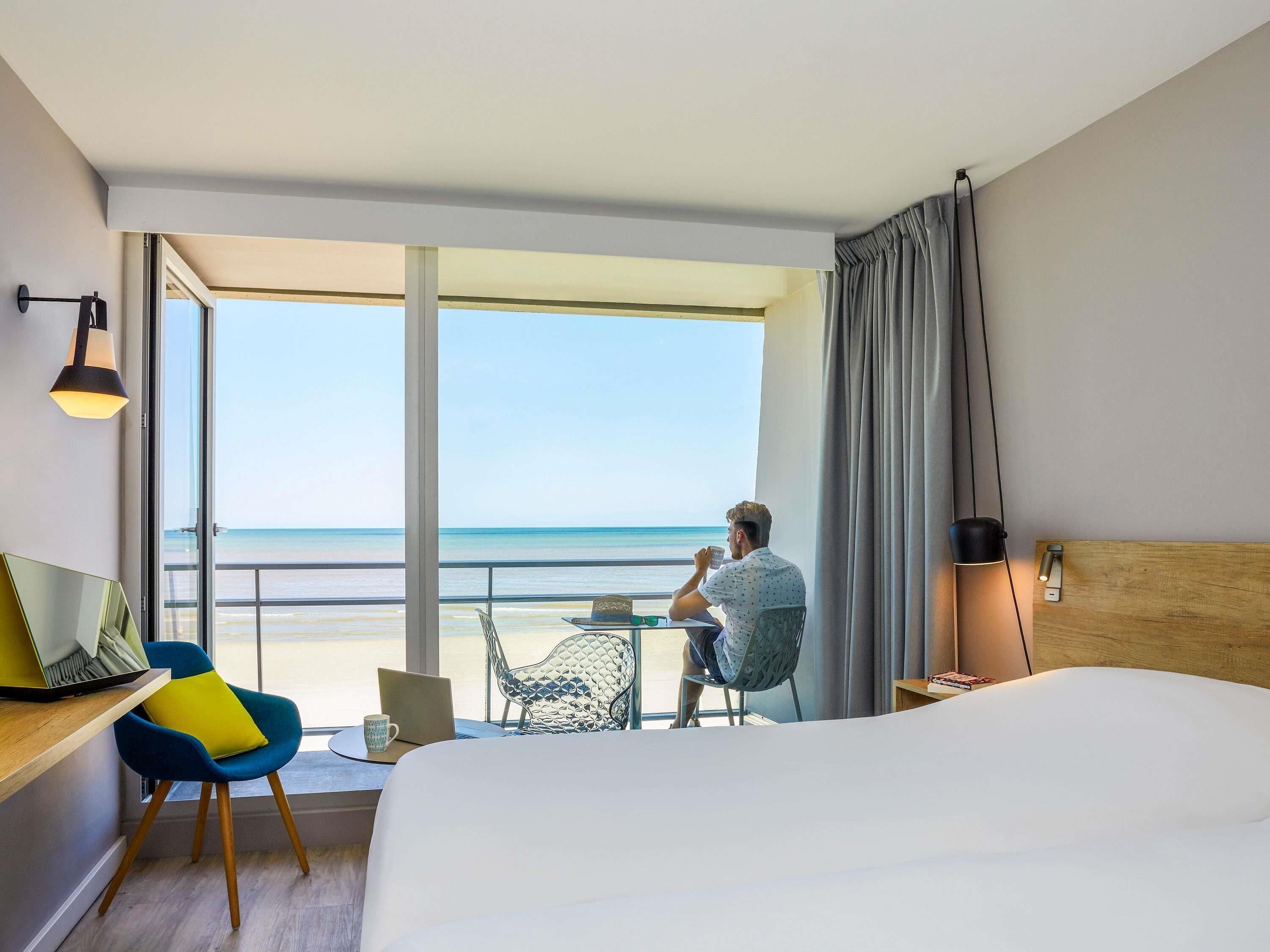 Chambre Standard, 2 lits une place, balcon, vue mer | Coffres-forts dans les chambres, bureau, rideaux occultants
