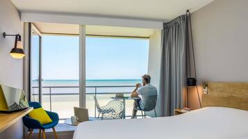 Habitación estándar, 2 camas individuales, balcón, vista al mar | Caja de seguridad en la habitación, escritorio y cortinas blackout