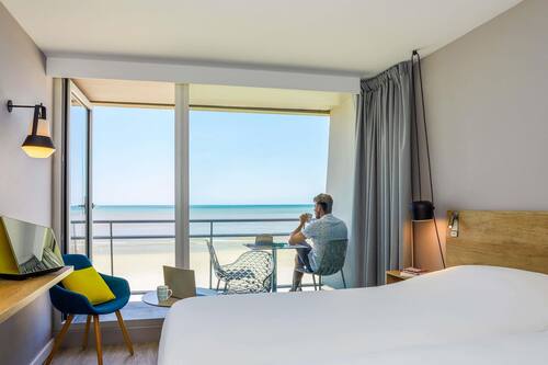 Chambre Standard, 2 lits une place, balcon, vue mer | Coffres-forts dans les chambres, bureau, rideaux occultants