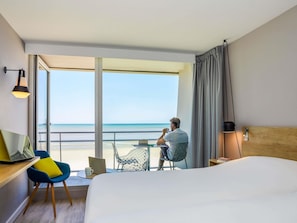 Quarto standard, 2 camas de solteiro, sacada, vista para o mar | Cofres nos quartos, escrivaninha, cortinas blackout