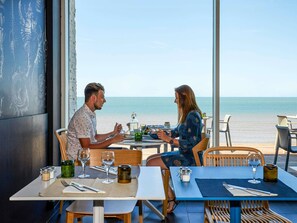 Mittagessen, Abendessen, französische Küche, Blick auf den Strand 