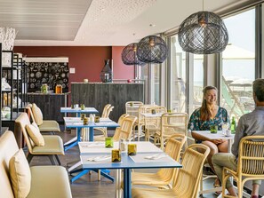 Déjeuner et dîner servis sur place, vue sur la plage 