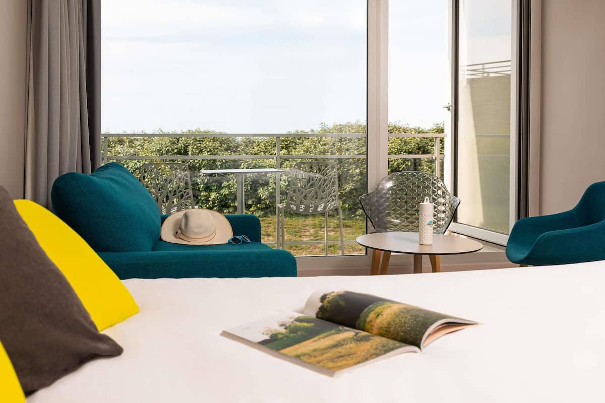 Tallelokero huoneessa, työpöytä, pimennysverhot, äänieristys