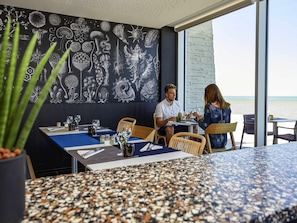 Serveert lunch, diner, Franse gerechten, strandzicht