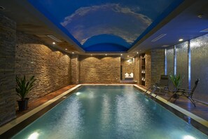 Inomhuspool och utomhuspool