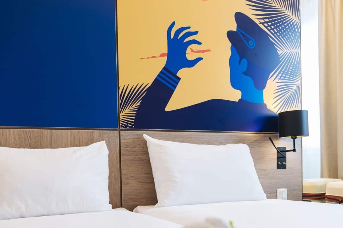 Premium bedding, in-room safe, desk, blackout drapes