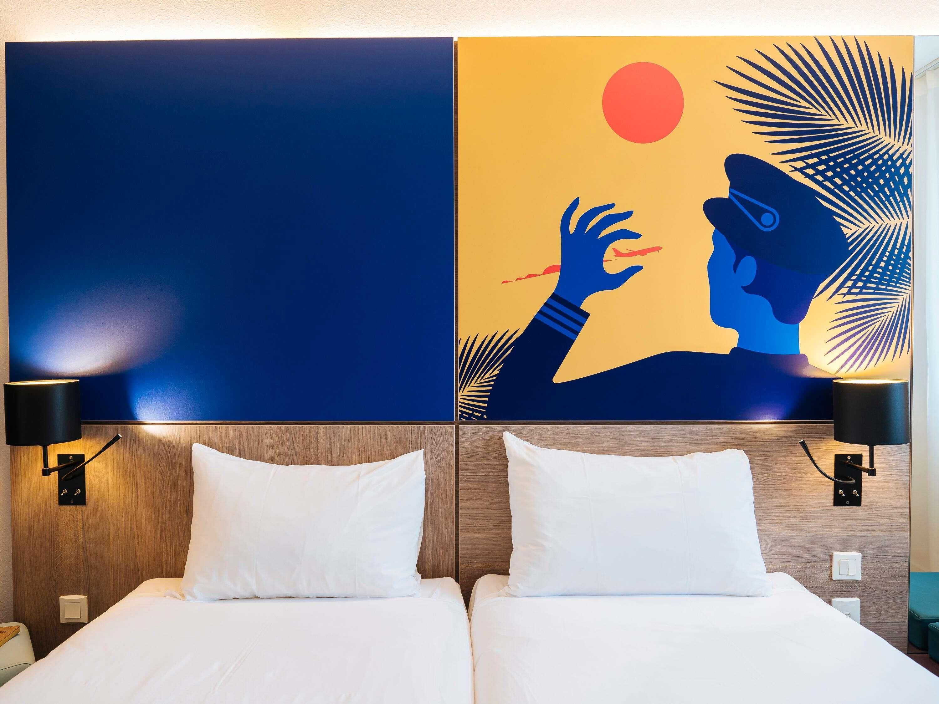 Tomannsrom – standard, 2 enkeltsenger | Sengetøy av topp kvalitet, safe på rommet og skrivebord