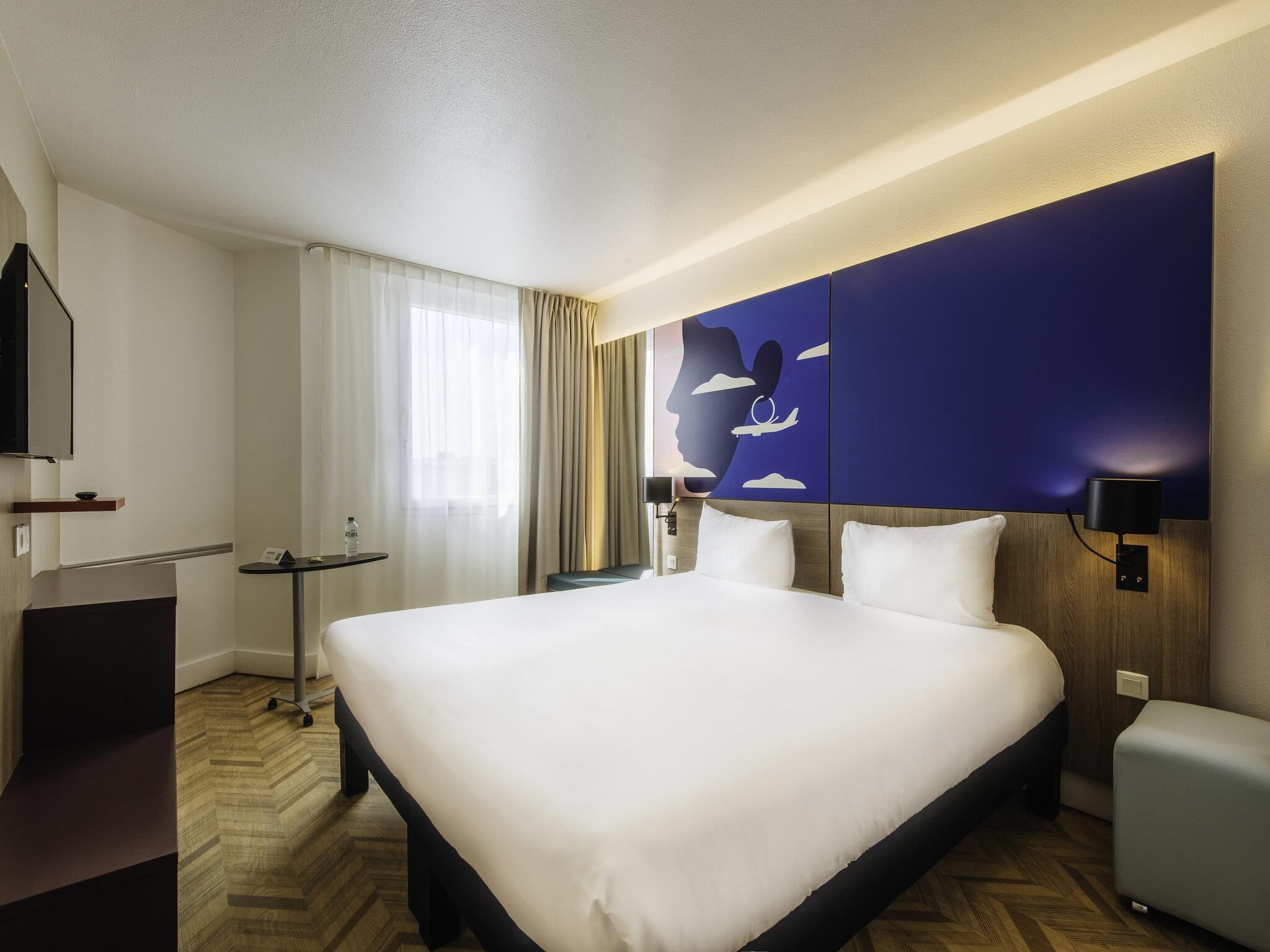 Habitación doble estándar, 1 cama matrimonial | Ropa de cama de alta calidad y caja de seguridad en la habitación 