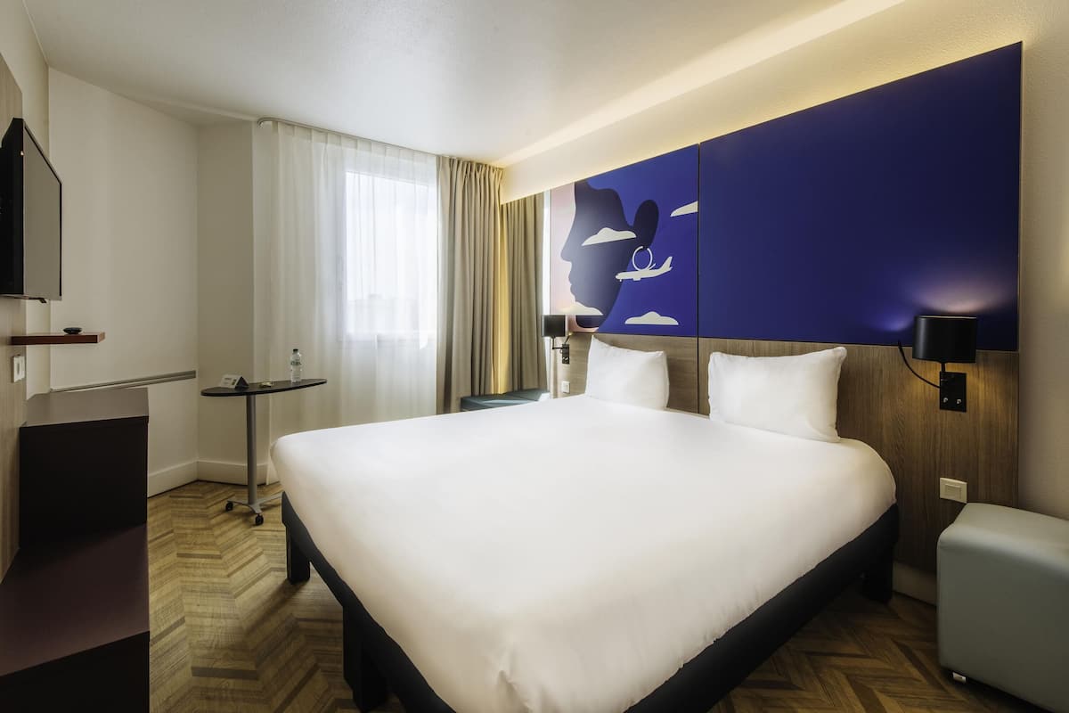 Habitación doble estándar, 1 cama matrimonial | Ropa de cama de alta calidad y caja de seguridad en la habitación
