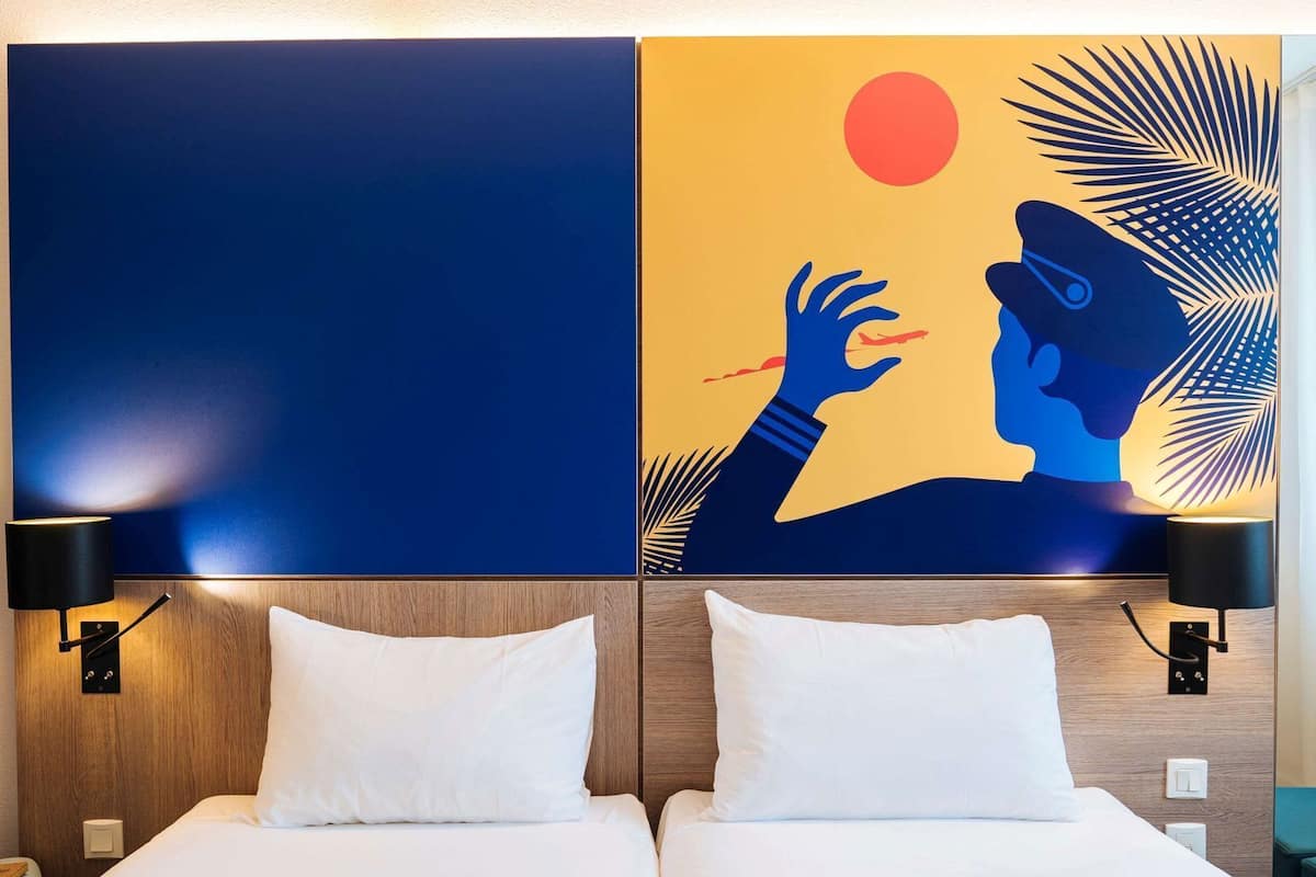 Premium bedding, in-room safe, desk, blackout drapes