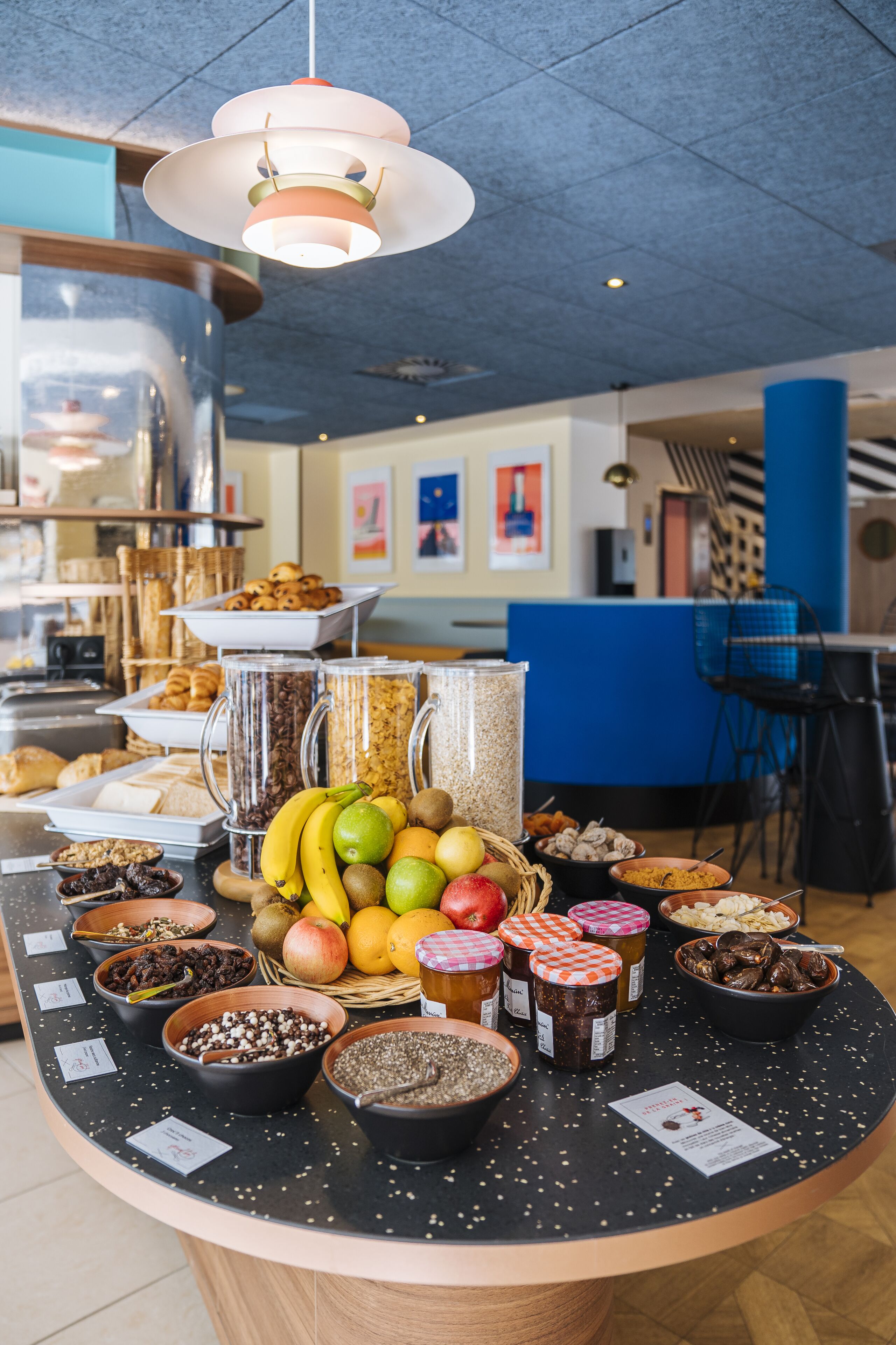 buffet breakfast for a fee on weekdays