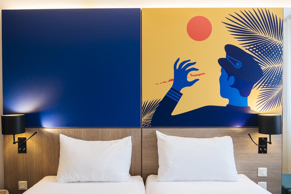 Standard-Zweibettzimmer, 2 Einzelbetten | Hochwertige Bettwaren, Zimmersafe, Schreibtisch, Verdunkelungsvorhänge