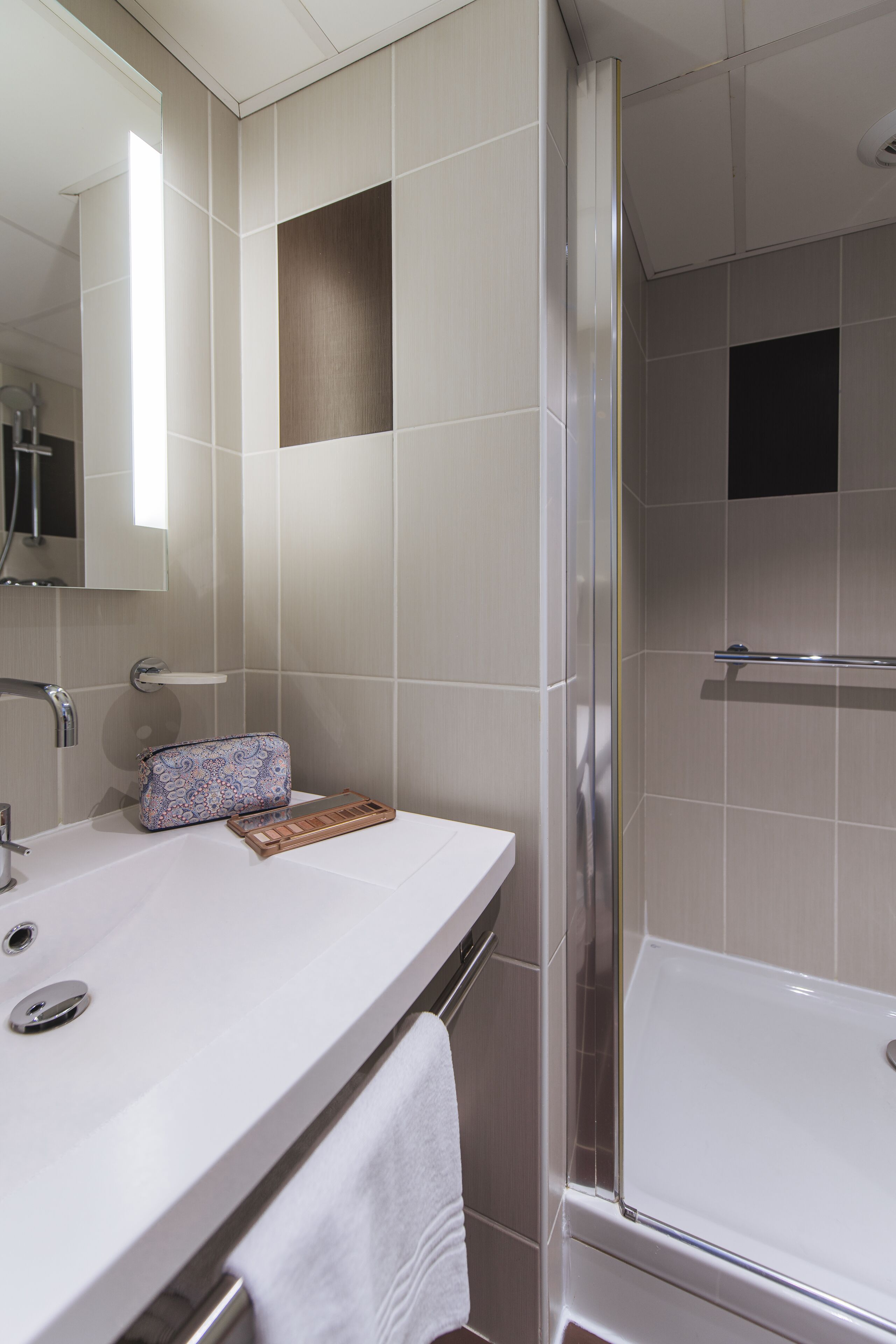 standard twin room, 2 single beds | bathroom sink