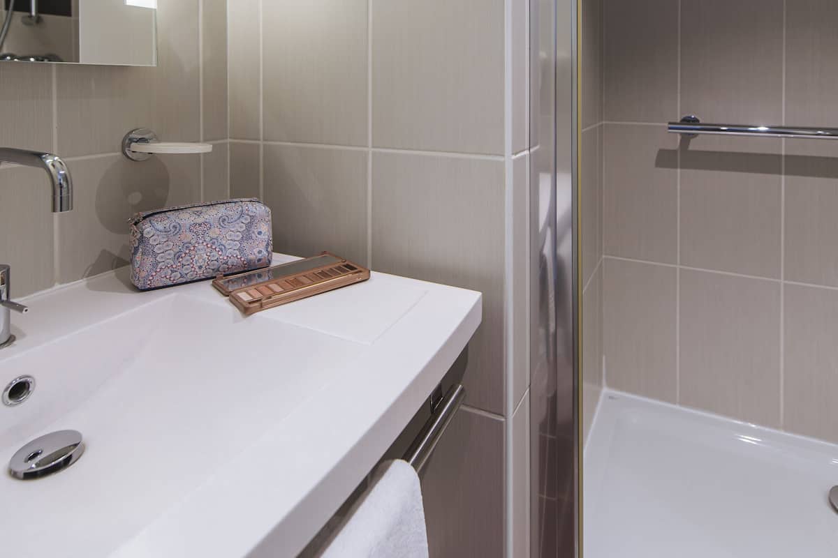 standard twin room, 2 single beds | bathroom sink