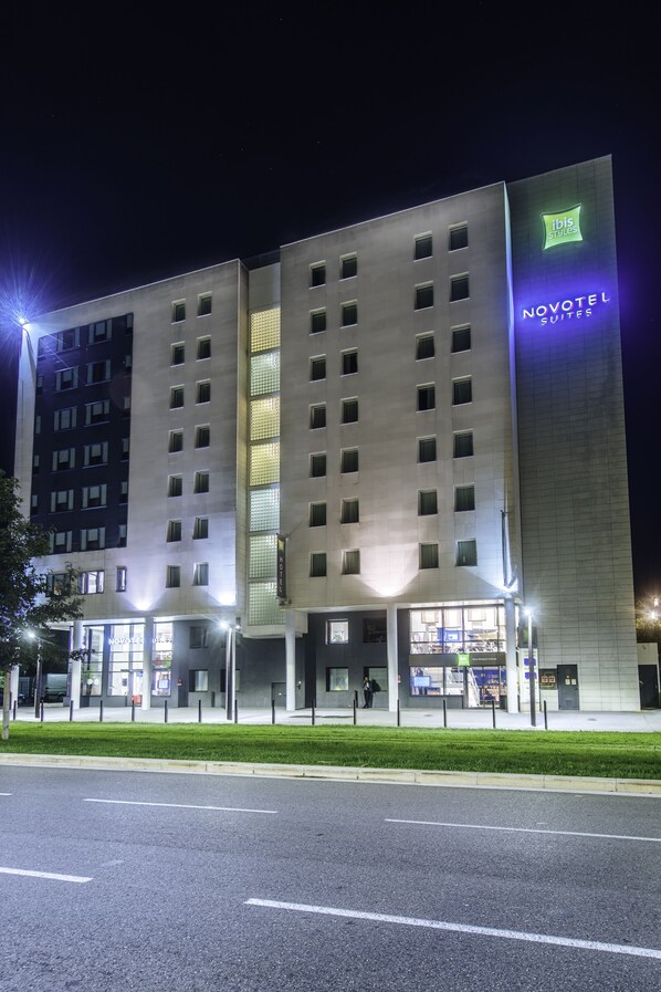 Fachada da propriedade à noite