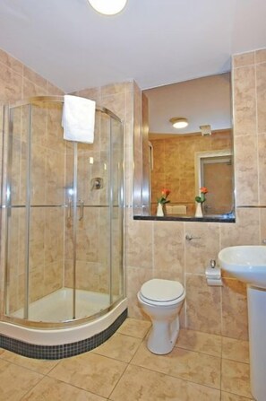 Douche, articles de toilette gratuits, sèche-cheveux