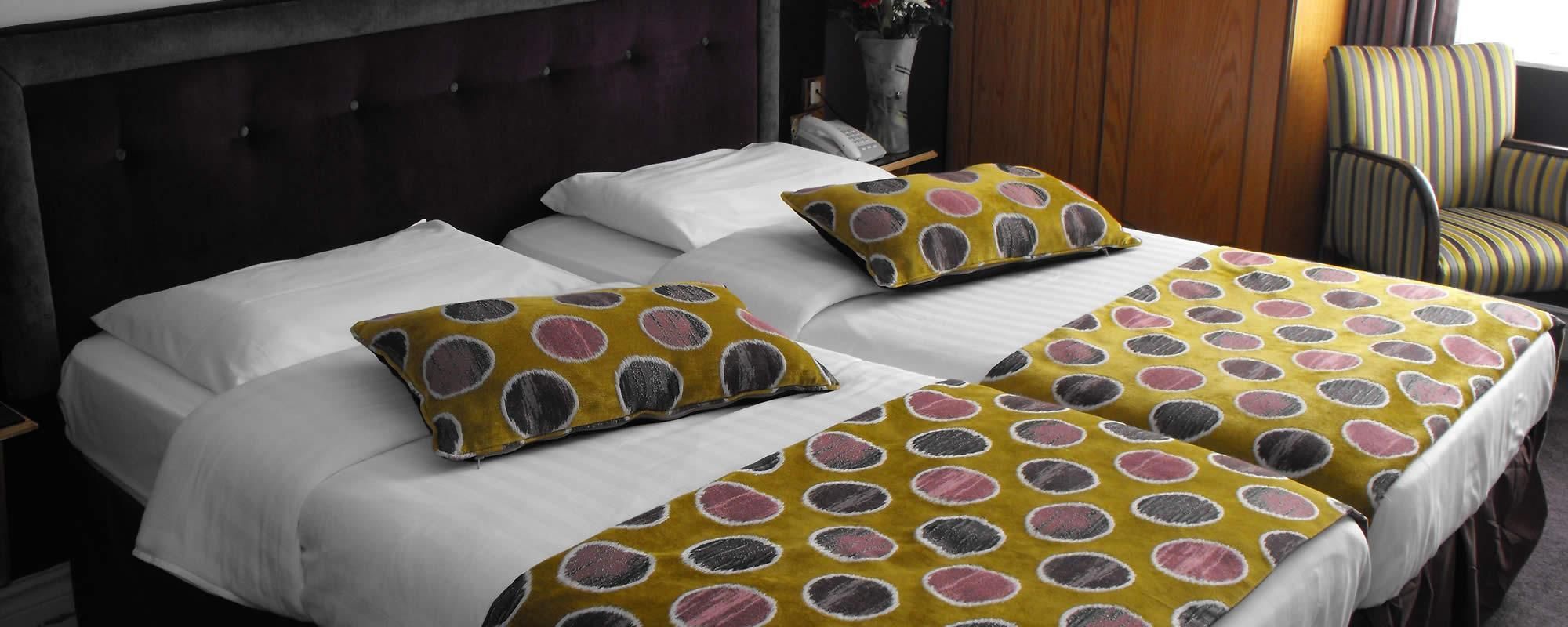 書桌、熨斗/熨衫板、免費嬰兒床、摺床/加床 (收費)