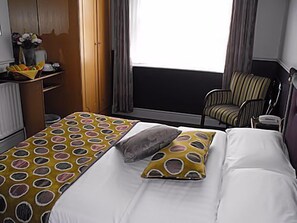 Desk, iron/ironing board, free cribs/infant beds, rollaway beds - Glen Guesthouse (Dublin)