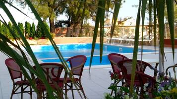 Innenpool, Außenpool (je nach Saison geöffnet), Cabañas (kostenlos)