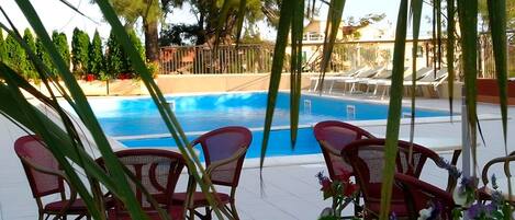 Innenpool, Außenpool (je nach Saison geöffnet), Cabañas (kostenlos)