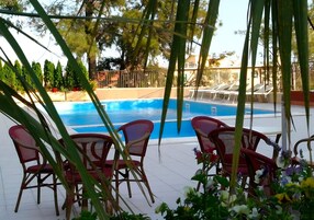 Una piscina techada, una piscina al aire libre de temporada