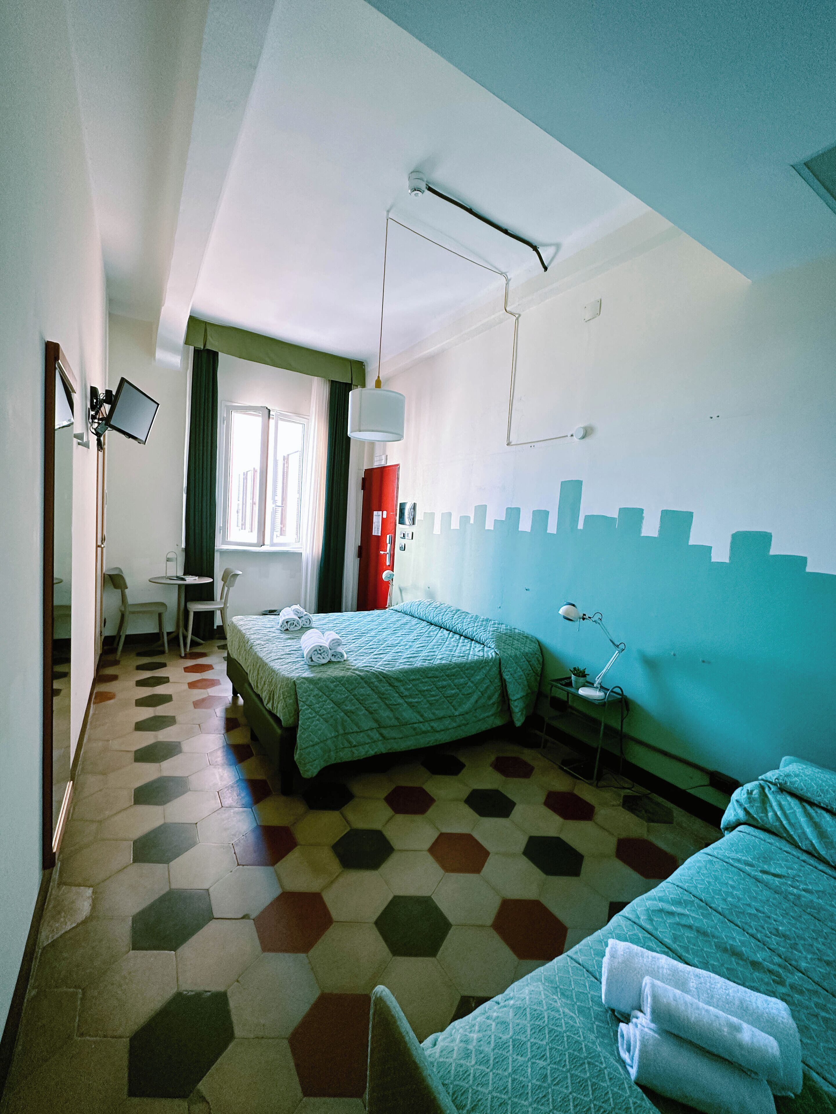 Quarto triplo | Cofres nos quartos, escrivaninha, espaço de trabalho para notebook