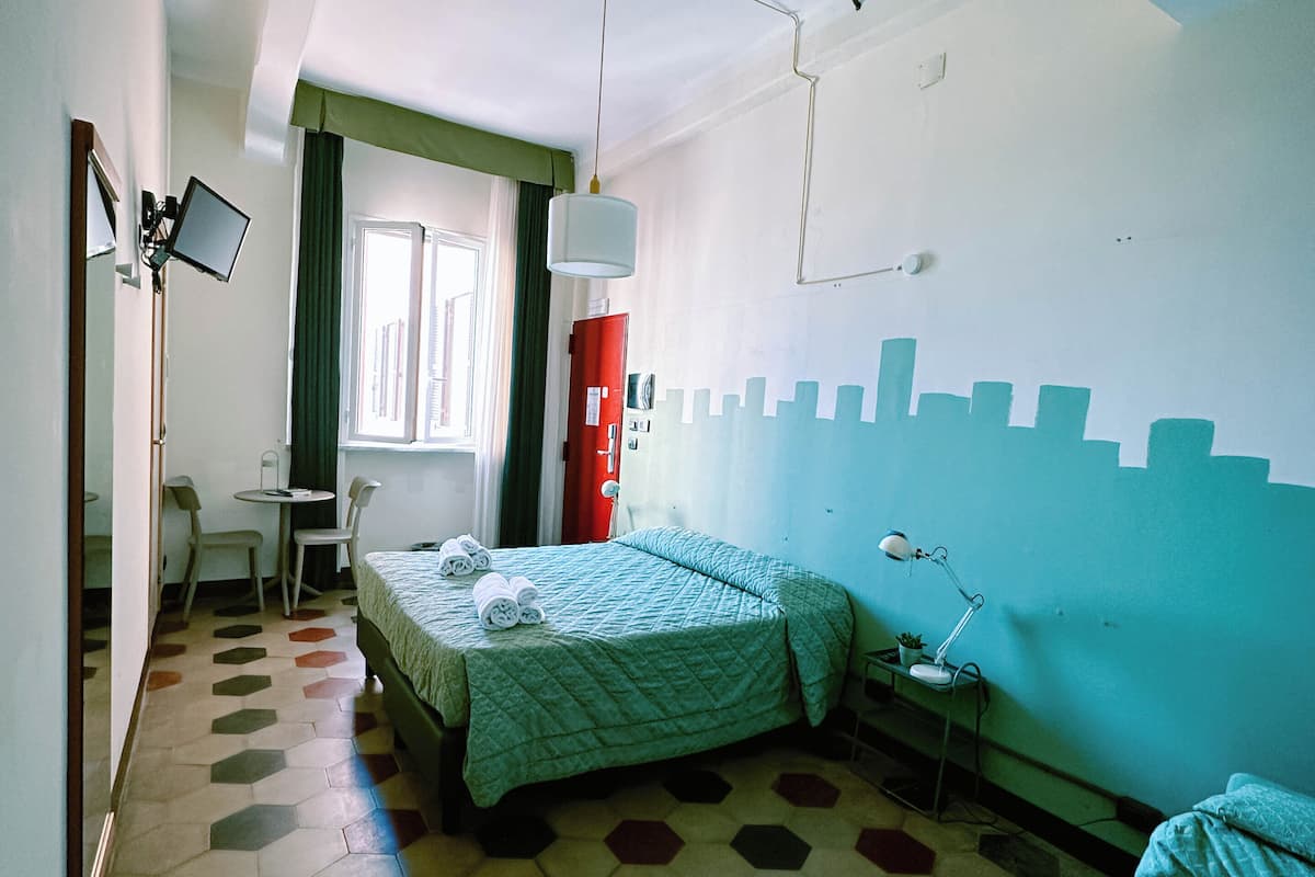 Quarto triplo | Cofres nos quartos, escrivaninha, espaço de trabalho para notebook