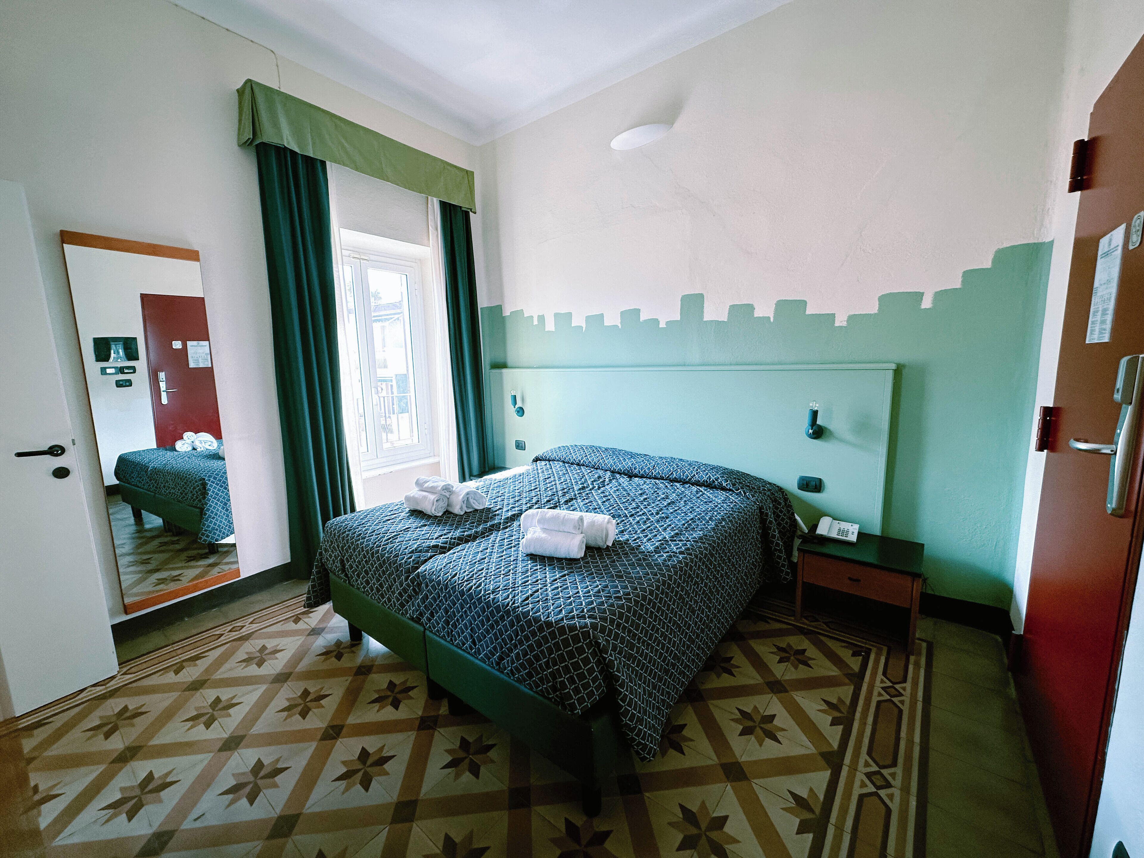 Quarto quádruplo | Cofres nos quartos, escrivaninha, espaço de trabalho para notebook