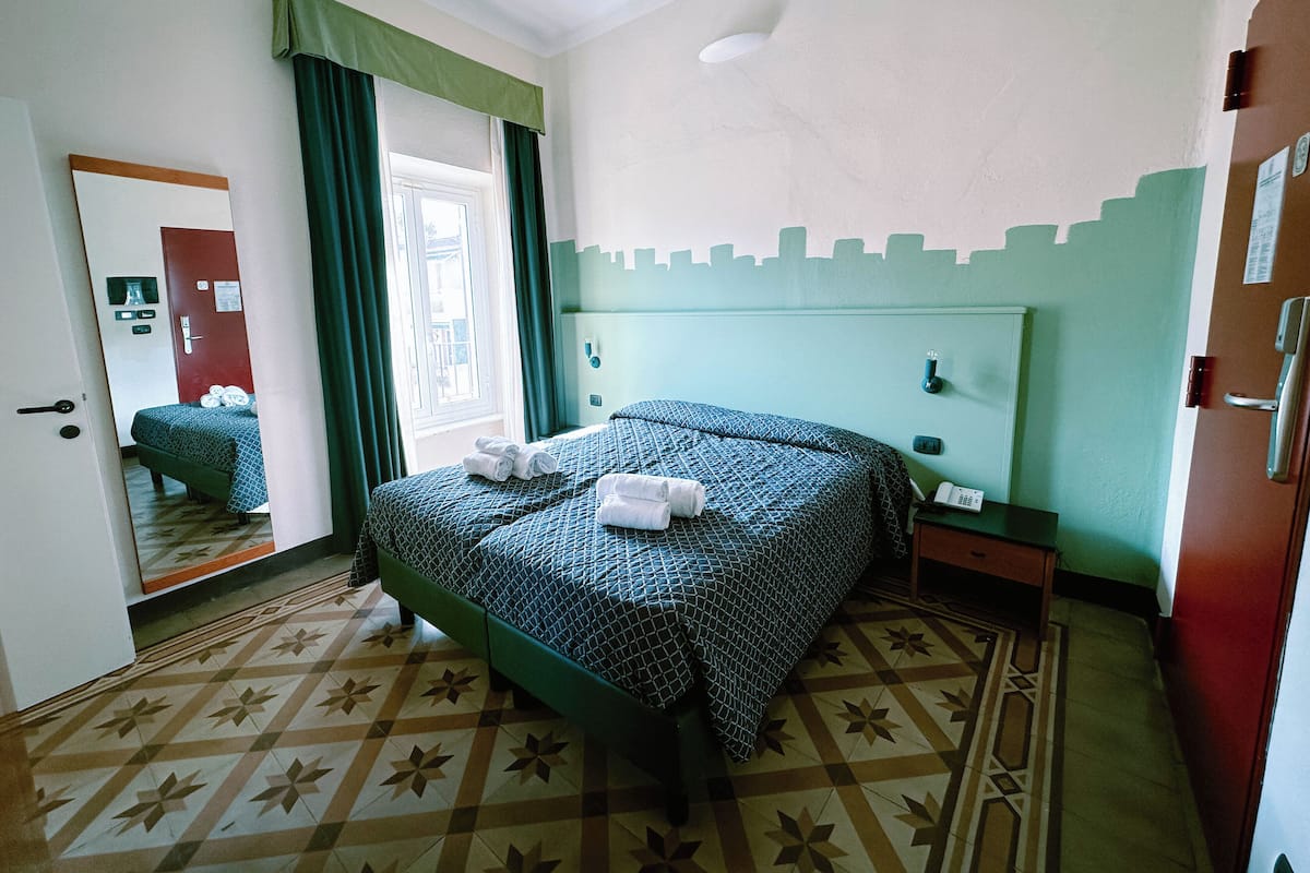 Quarto quádruplo | Cofres nos quartos, escrivaninha, espaço de trabalho para notebook