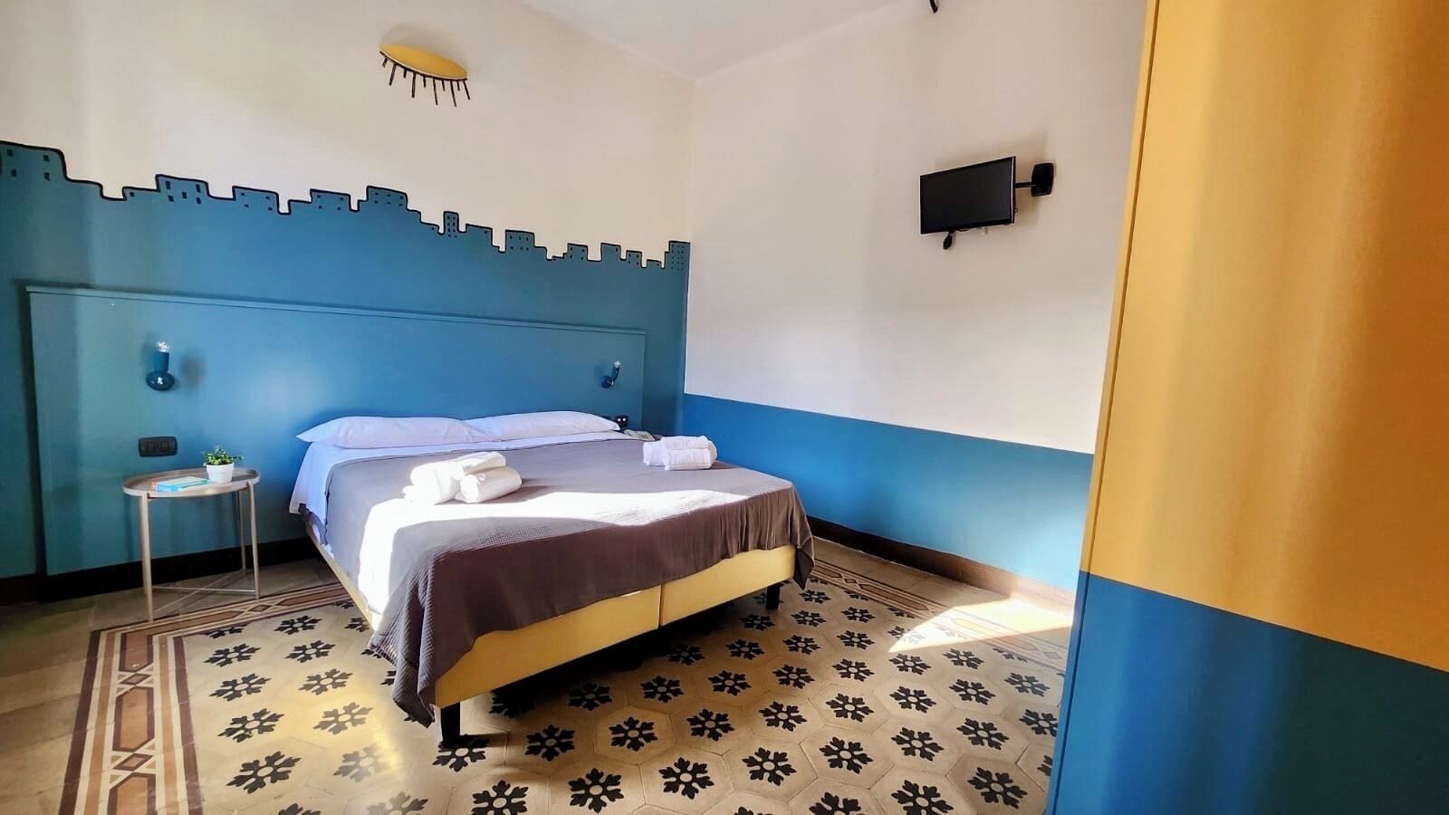 Quarto casal | Cofres nos quartos, escrivaninha, espaço de trabalho para notebook