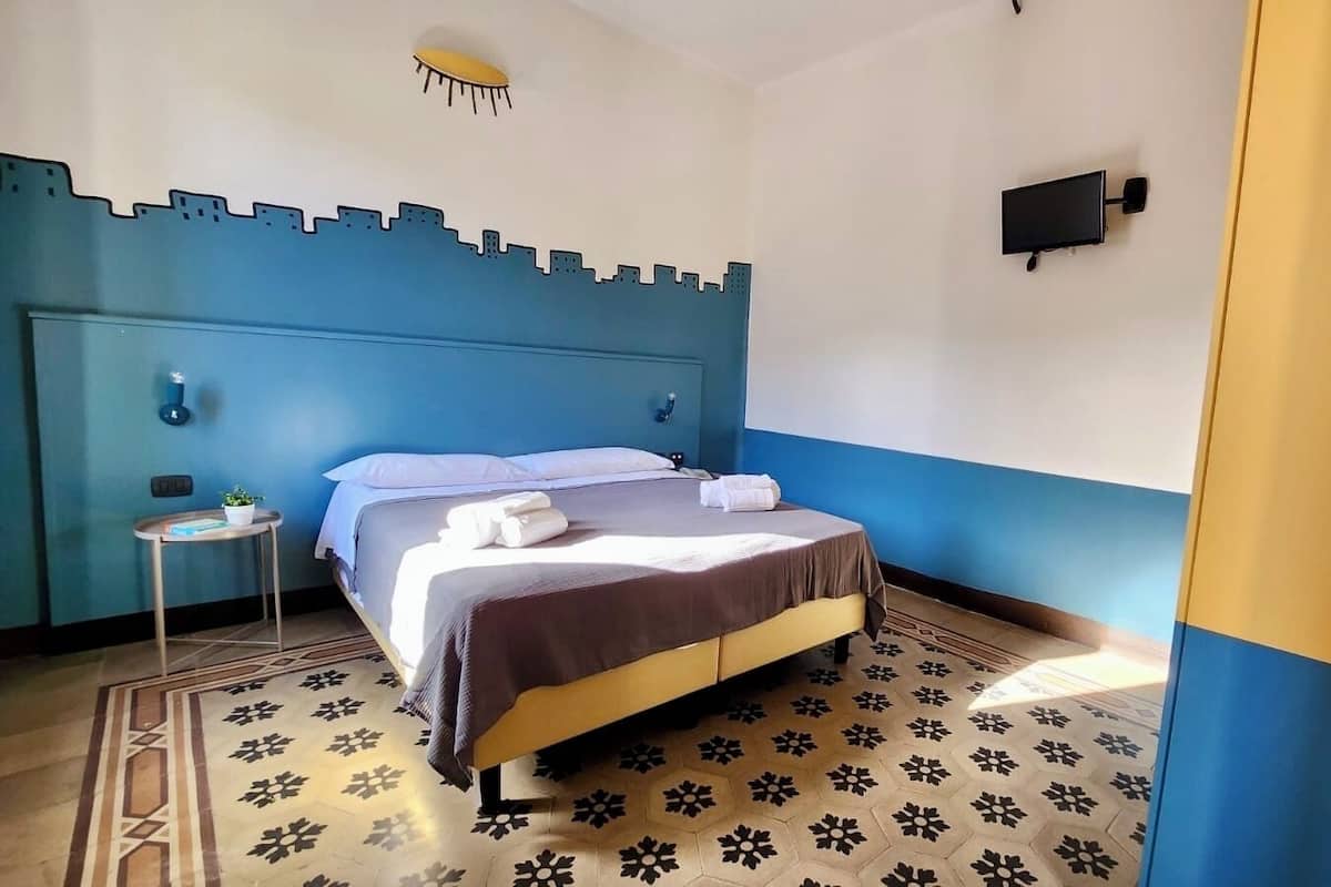 Quarto casal | Cofres nos quartos, escrivaninha, espaço de trabalho para notebook