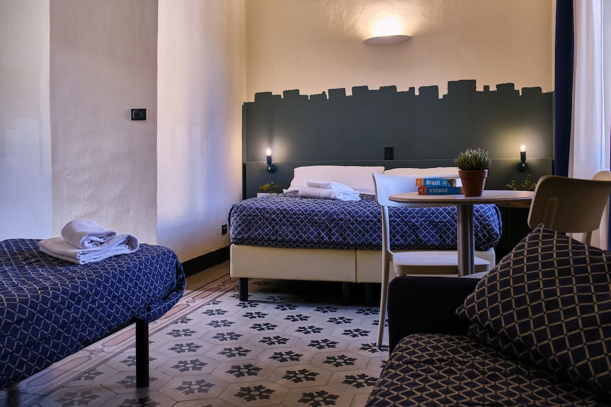 Quarto quádruplo família | Cofres nos quartos, escrivaninha, espaço de trabalho para notebook