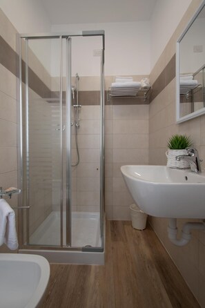 Bathroom - Continental (Pietra Ligure)