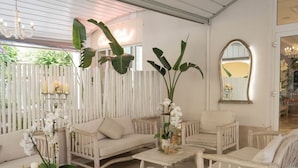 A room with a white sofa, a wooden coffee table, and a mirror on the wall. - Continental (Pietra Ligure)