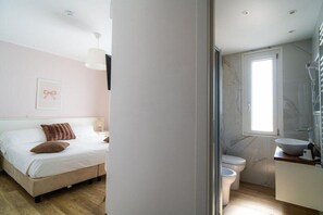 A bedroom with a bed, bedside table, and a nightstand. - Continental (Pietra Ligure)