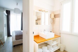 Bathroom - Continental (Pietra Ligure)