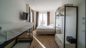 A hotel room with a bed, a TV, a wardrobe, and a balcony view. - Continental (Pietra Ligure)