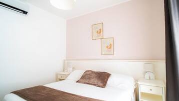 Cribs/infant beds