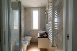 Bathroom - Continental (Pietra Ligure)