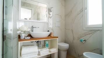 Een moderne badkamer met een wit wastafel, spiegel en toilet.