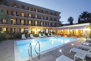 Seasonal outdoor pool, open 9:00 AM to 7:00 PM, pool umbrellas - Hotel Paradiso (Sanremo)