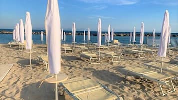 Privéstrand vlakbij, gratis strandcabana's, ligstoelen aan het strand