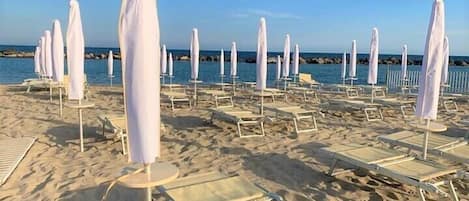 Privat strand i närheten, gratis strandcabanor, solstolar och parasoller