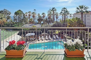 Deluxe-Doppel- oder -Zweibettzimmer, Balkon, Meerblick | Terrasse/Patio