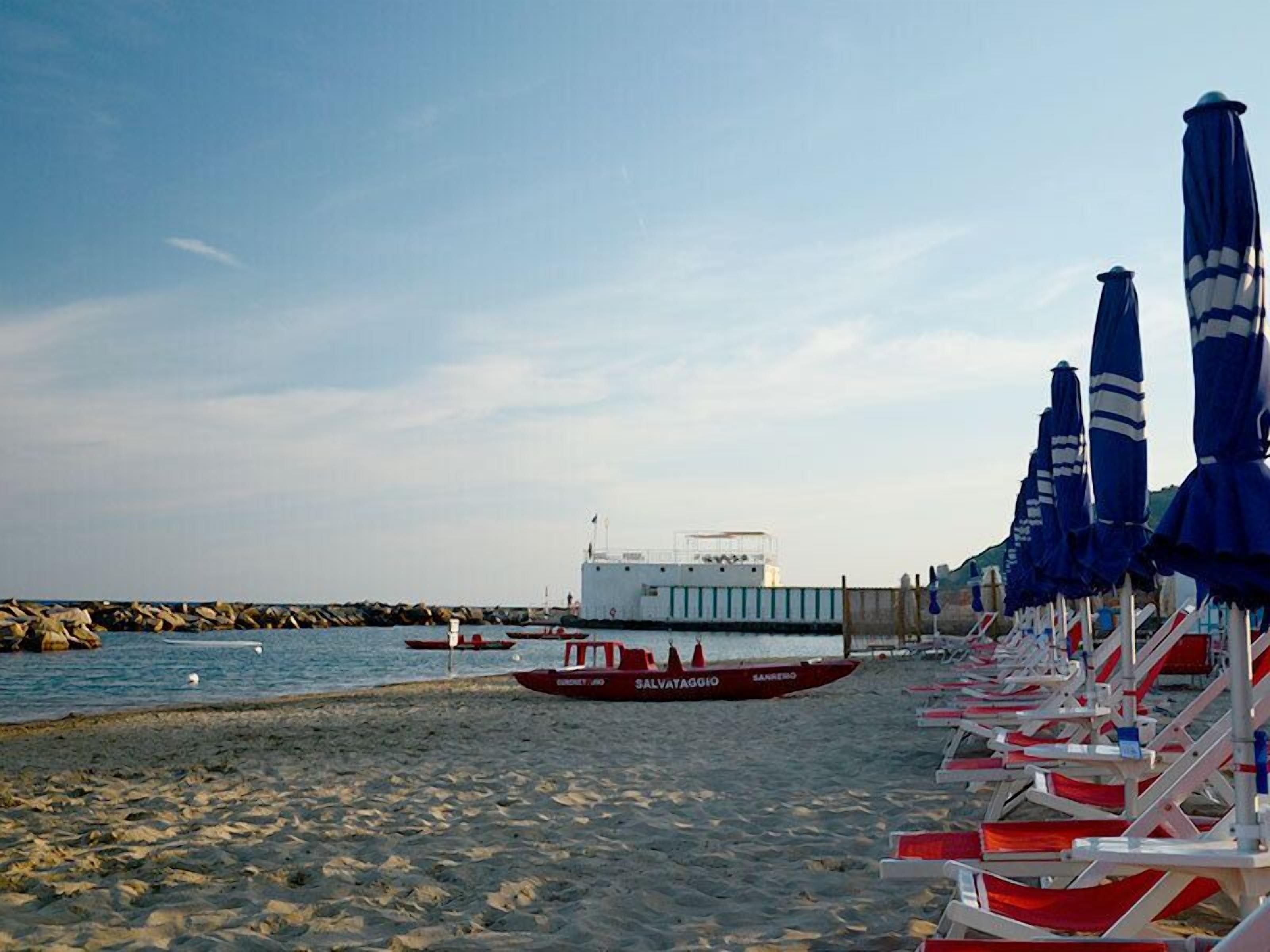 private beach nearby, free beach cabanas, sun-loungers, beach umbrellas