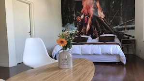 Habitación doble, bañera de hidromasaje | Ropa de cama de alta calidad, minibar, caja fuerte y cortinas opacas