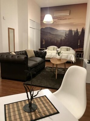 Habitació doble | Sala d'estar | Televisor de pantalla plana de 29 polzades amb canals per cable 