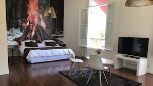 Habitación doble, bañera de hidromasaje | Ropa de cama de alta calidad, minibar, caja fuerte y cortinas opacas