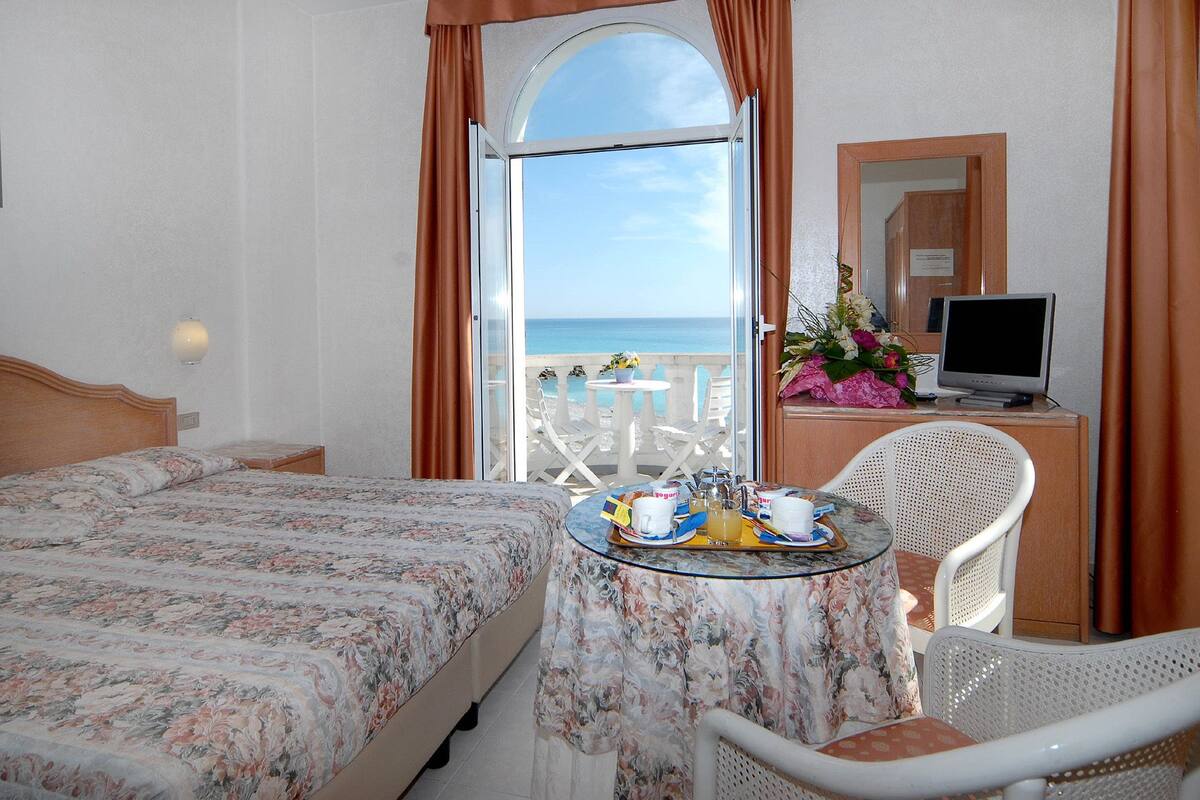 Cots/infant beds, rollaway beds, free WiFi