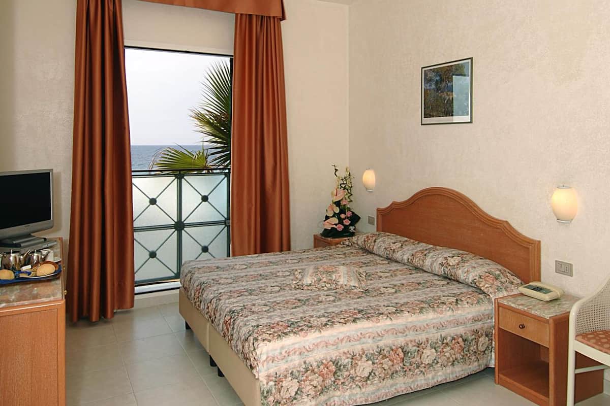 Cribs/infant beds, rollaway beds, free WiFi